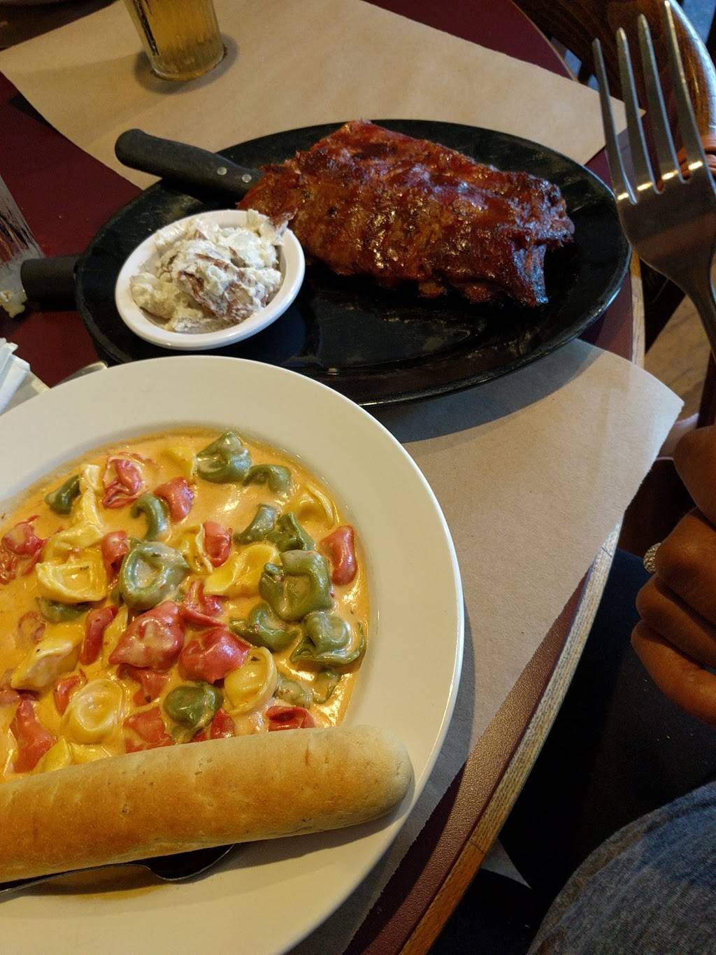 Oak Hill Tavern & BBQ | restaurant | 565 Tower Hill Rd, North Kingstown, RI 02852, USA | 4012943282 OR +1 401-294-3282