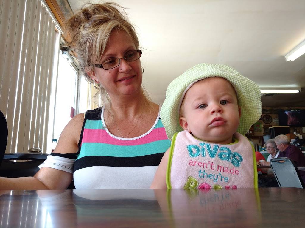 Adrians Diner | restaurant | 5443 Broad St N, Trezevant, TN 38258, USA | 7316693966 OR +1 731-669-3966