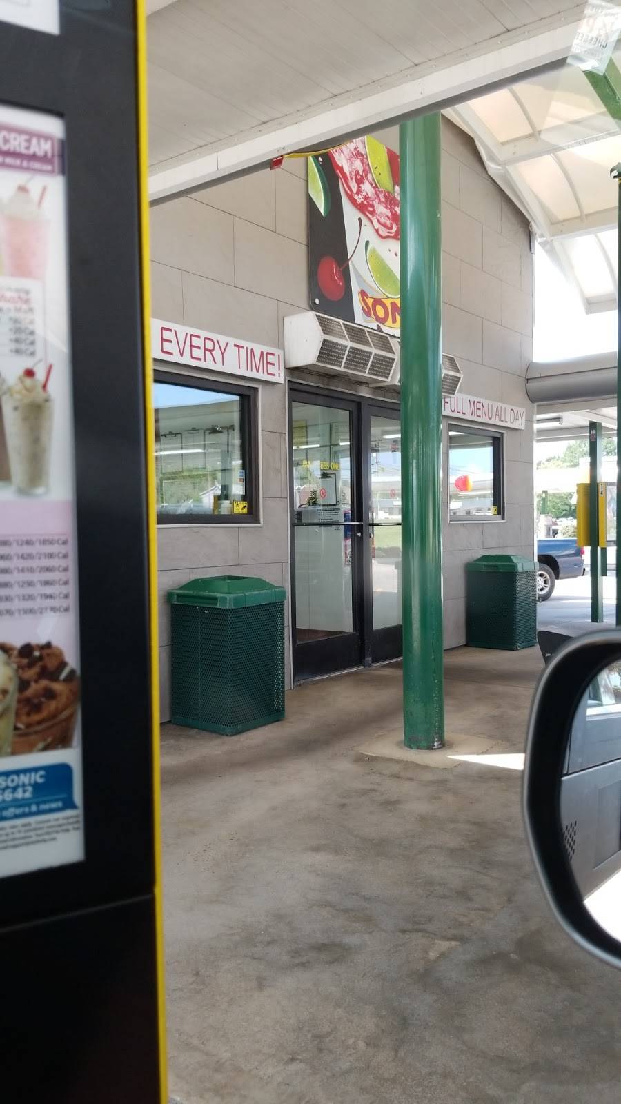 Sonic Drive-In | restaurant | 1911 N Jackson St, Tullahoma, TN 37388, USA | 9314610300 OR +1 931-461-0300