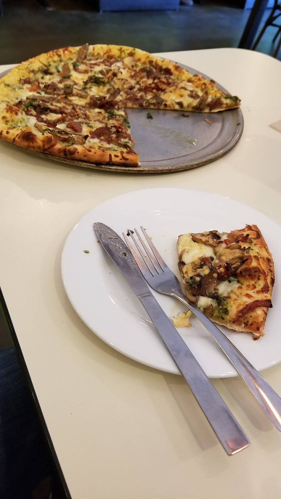 The Loop Pizza Grill | restaurant | 869 Sadler Road # 1 # 1, Fernandina Beach, Florida 32034, USA | 9043210093 OR +1 904-321-0093