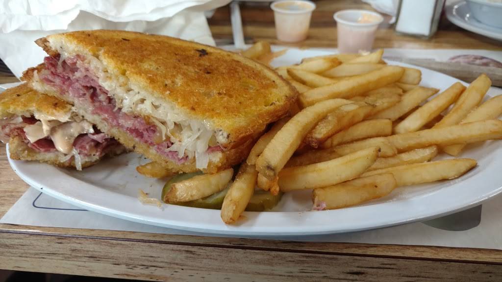 Ferraros Family Restaurant | restaurant | 3822 Navarre Rd SW, Canton, OH 44706, USA | 3304788010 OR +1 330-478-8010