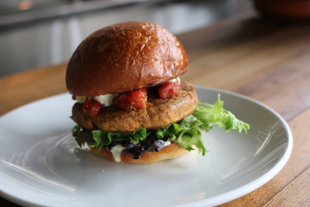 Syndicated Bar Theater Kitchen | restaurant | 40 Bogart St, Brooklyn, NY 11206, USA | 7183863399 OR +1 718-386-3399