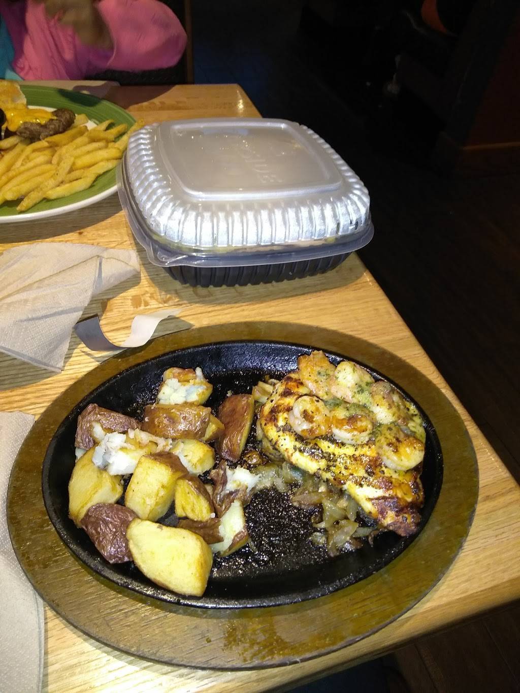 Applebees Grill + Bar | restaurant | 2111 W 8 Mile Rd, Detroit, MI 48203, USA | 3135865980 OR +1 313-586-5980