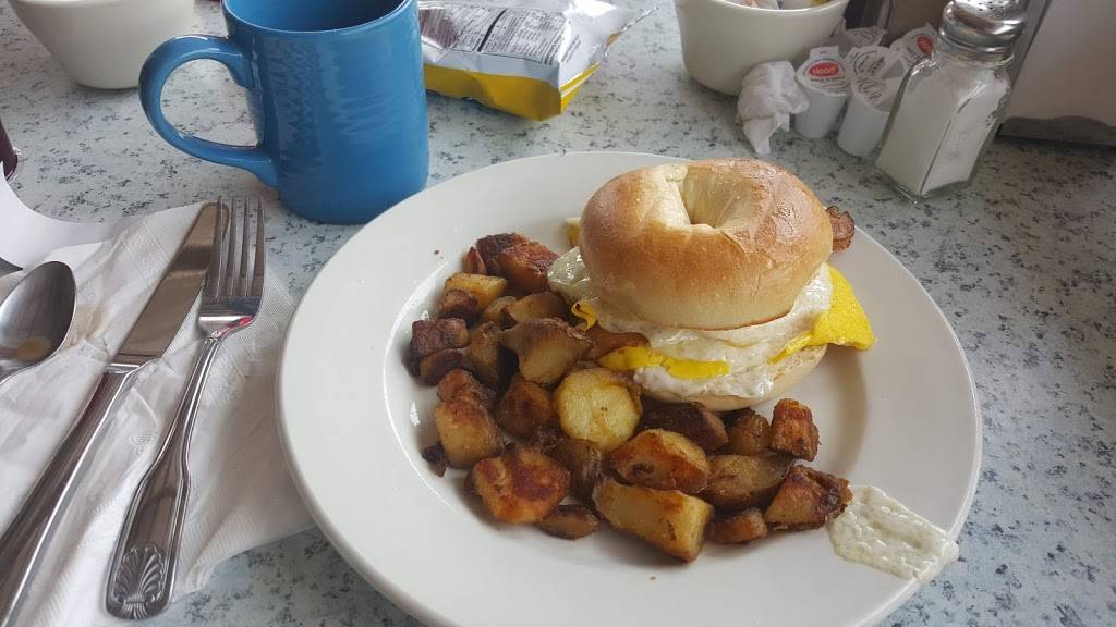 Red Baron Airport Diner | restaurant | 220 Airport Access Rd, Southbridge, MA 01550, USA | 5087655800 OR +1 508-765-5800