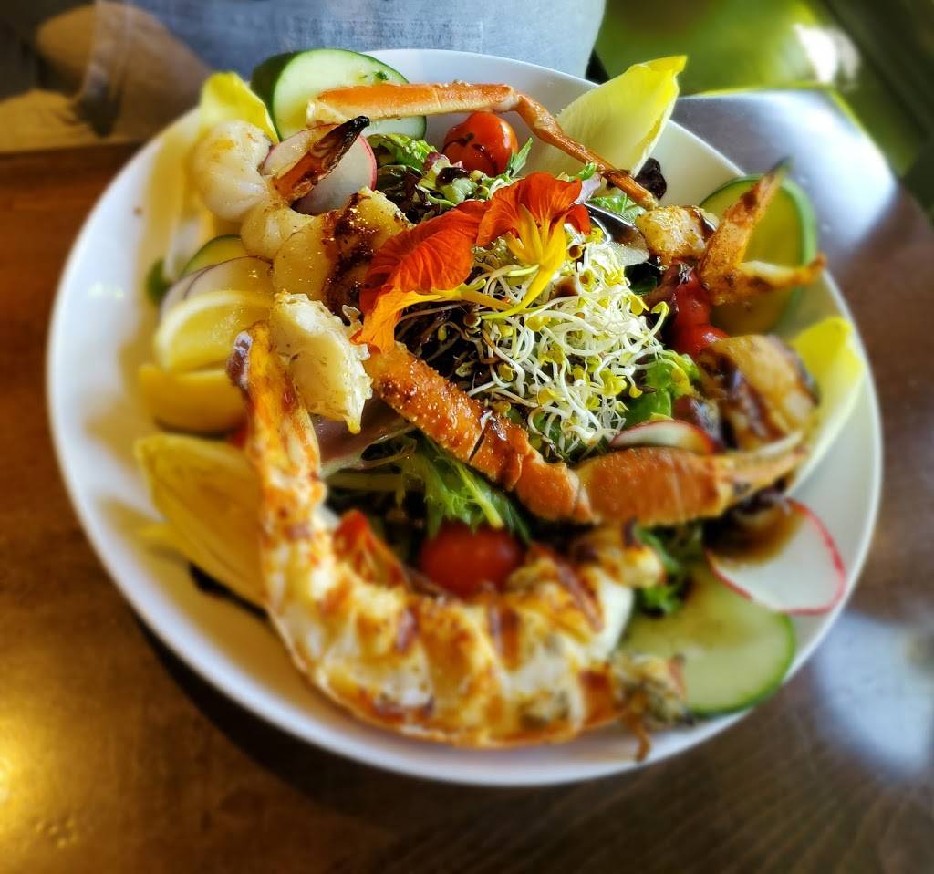 Crossroads | restaurant | 2 Cardwell Rd, Rosseau, ON P0C 1J0, Canada | 7057324343 OR +1 705-732-4343