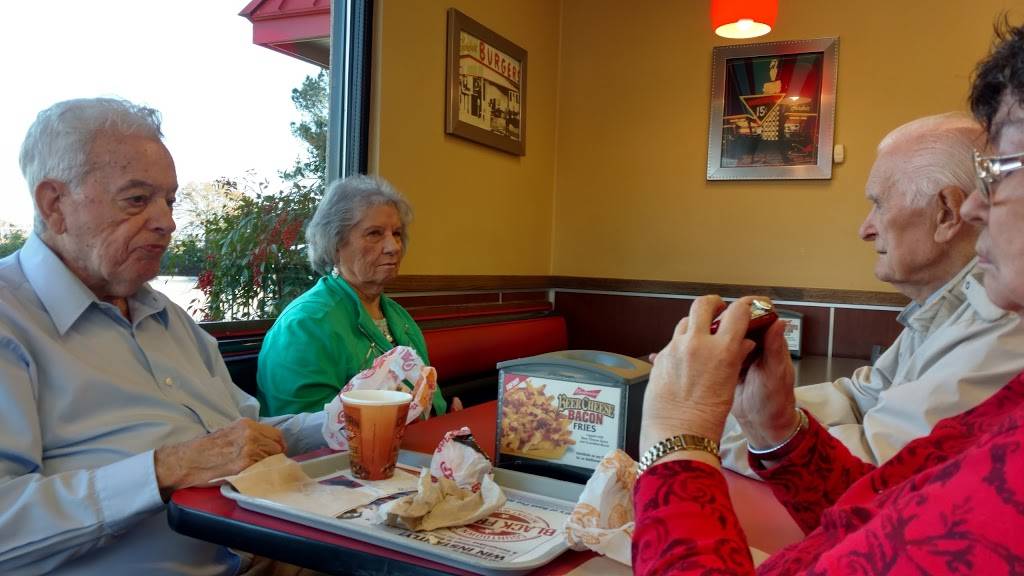 Hardees | restaurant | 1211 N Main St, Bladenboro, NC 28320, USA | 9108634030 OR +1 910-863-4030