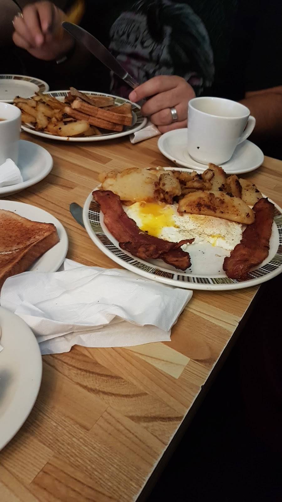 The Lighthouse Restaurant | restaurant | 199 High St, Southampton, ON N0H 2L0, Canada | 5197972095 OR +1 519-797-2095