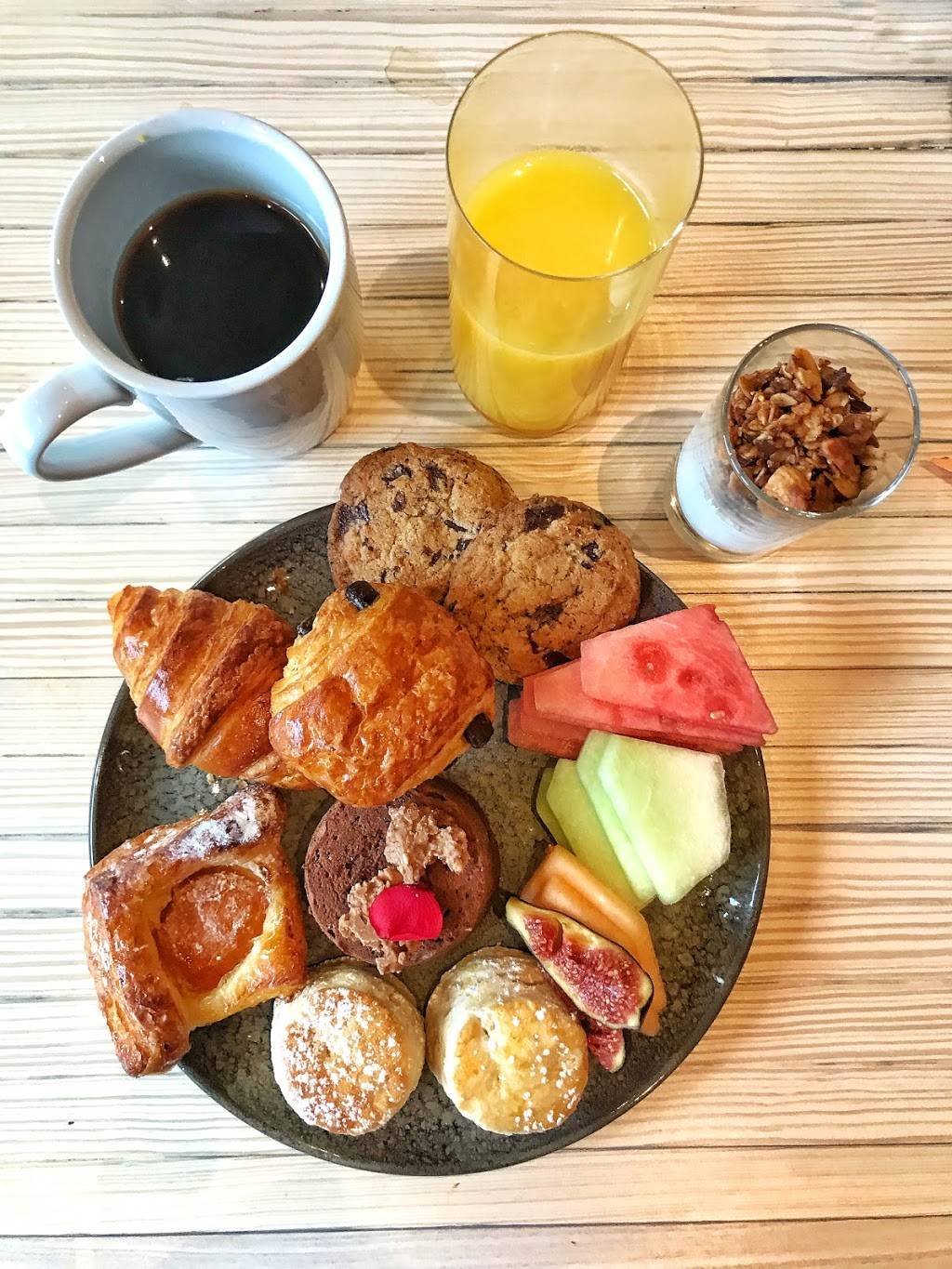 Neruda Restaurant | restaurant | 1681 Lake Shore Blvd E, Toronto, ON M4L 3W6, Canada | 4166907800 OR +1 416-690-7800