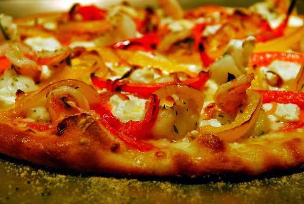 Hot Tomatoes Pizza | restaurant | 542 Tyler St, Pittsfield, MA 01201, USA | 4134436500 OR +1 413-443-6500