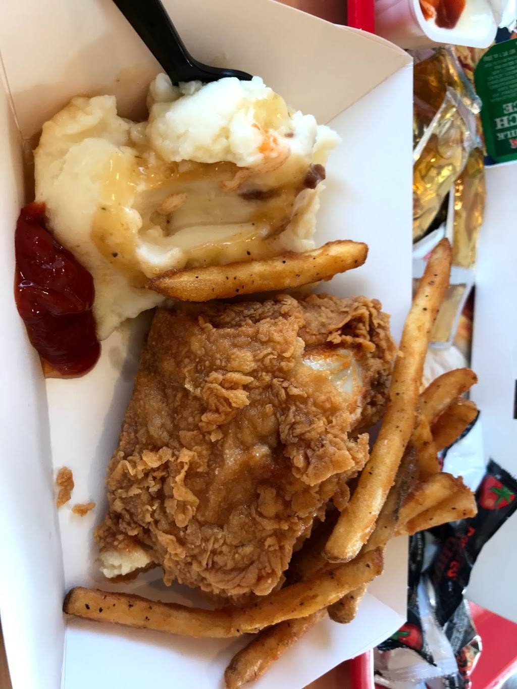 Popeyes Louisiana Kitchen | restaurant | 703 Airport Dr, Bakersfield, CA 93308, USA | 6613918600 OR +1 661-391-8600