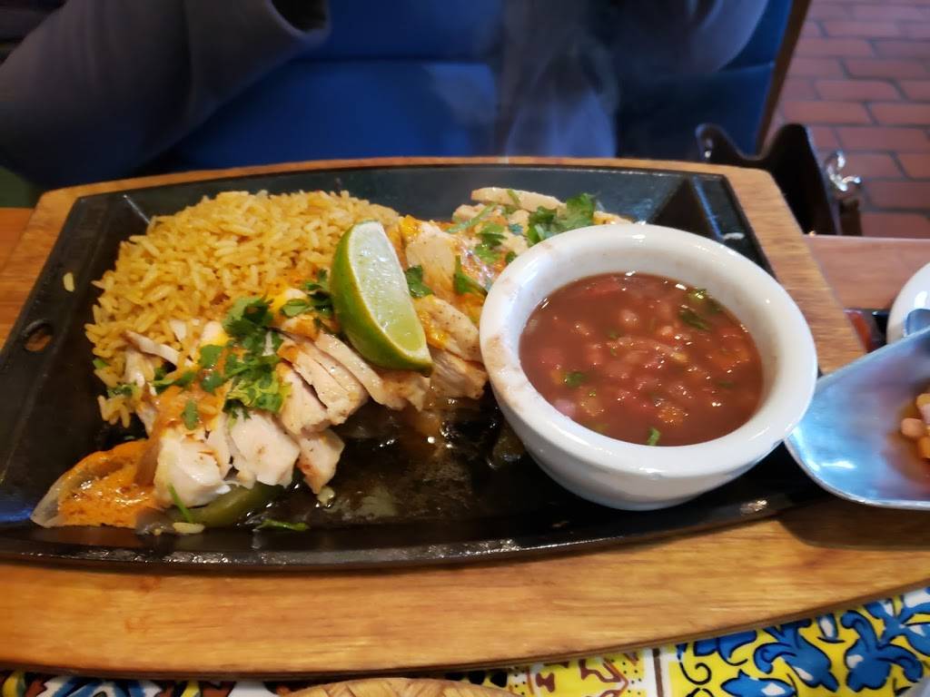 Chilis Grill & Bar | restaurant | 4000 Vinewood Ln N, Plymouth, MN 55442, USA | 7635577000 OR +1 763-557-7000