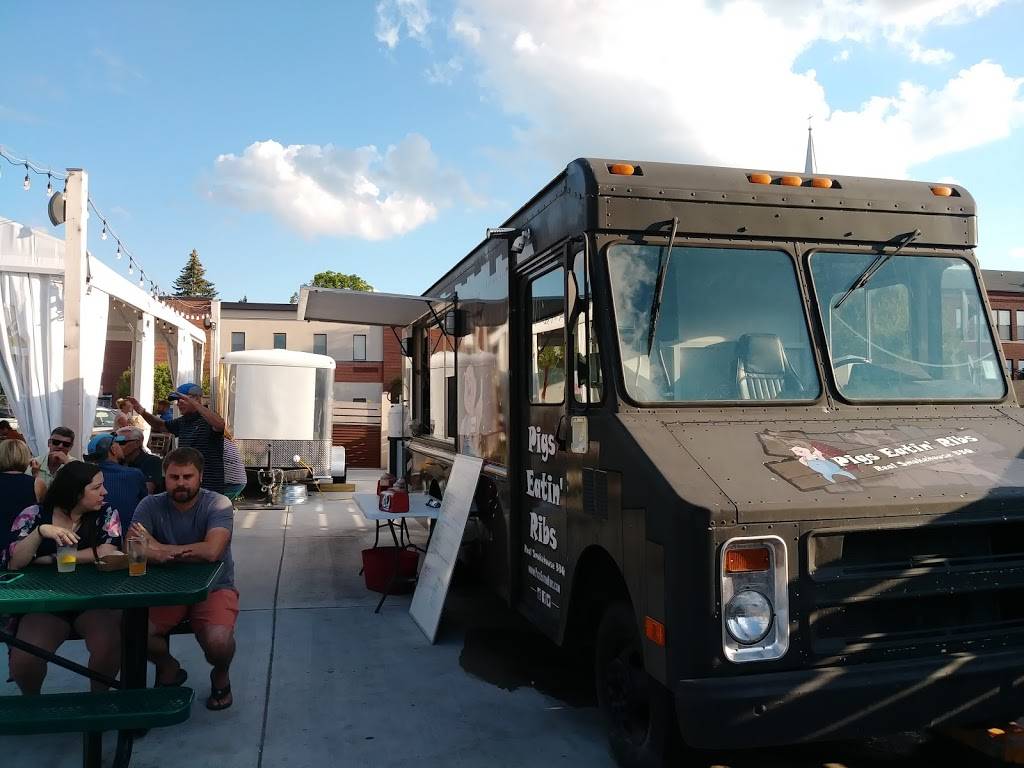 The Back Lot Beer Garden | restaurant | 425 Michigan St, Petoskey, MI 49770, USA | 2318819933 OR +1 231-881-9933