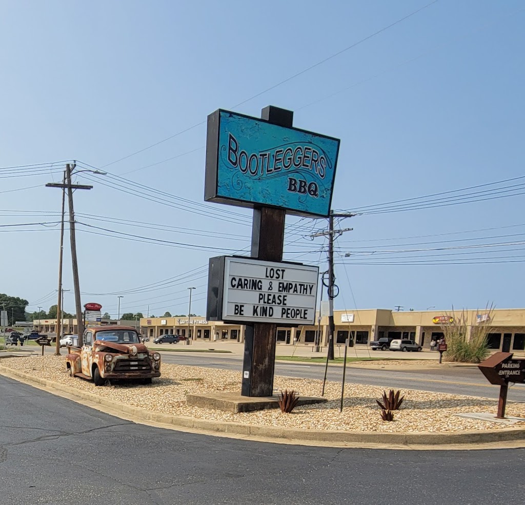 Bootleggers BBQ | restaurant | 1464 Gibson Ave, West Plains, MO 65775, USA | 4172044515 OR +1 417-204-4515