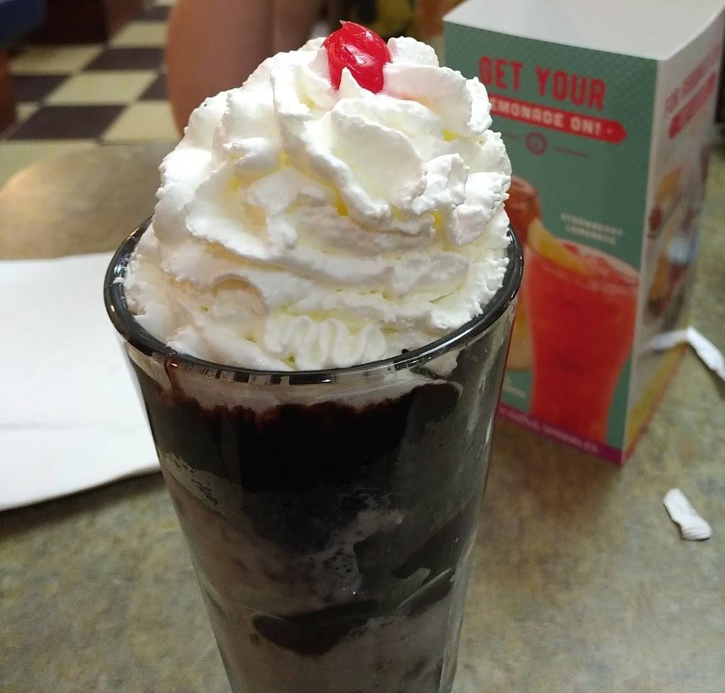 Friendlys | restaurant | 230 Jericho Turnpike, Mineola, NY 11501, USA | 5162940393 OR +1 516-294-0393