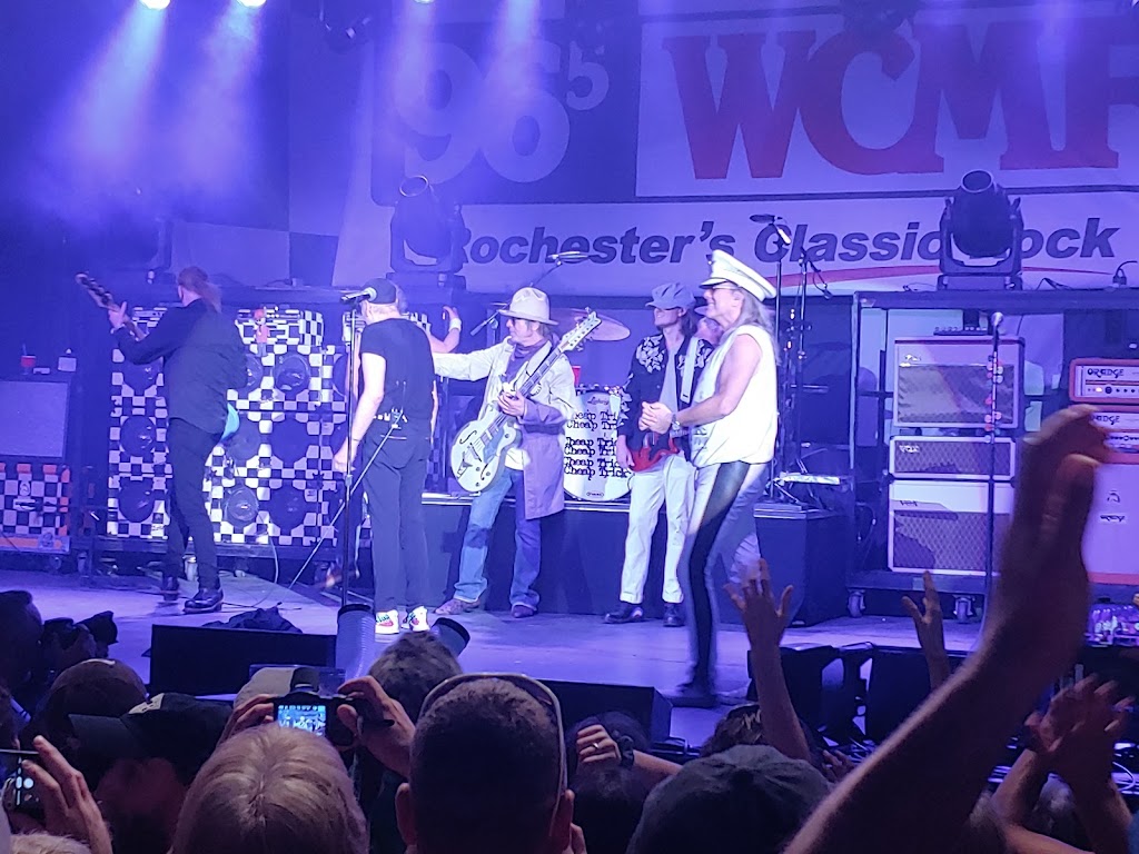 Finger Lakes Gaming & Racetrack | restaurant | 5857 NY-96, Farmington, NY 14425, USA | 5859243232 OR +1 585-924-3232