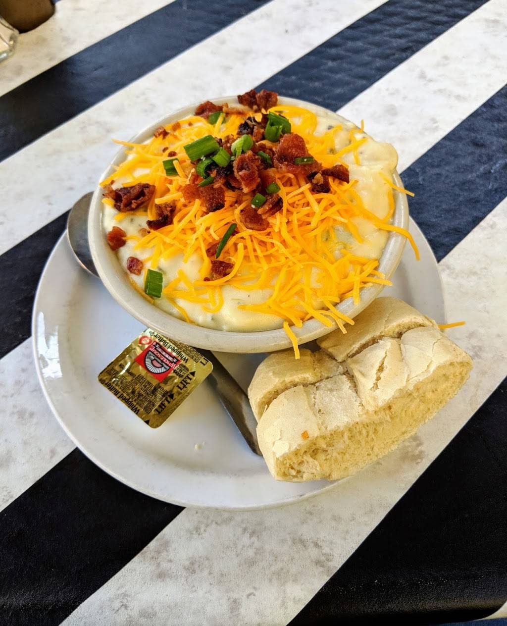 Magpies Cafe | restaurant | 903 S Main St, St Charles, MO 63301, USA | 6369473883 OR +1 636-947-3883