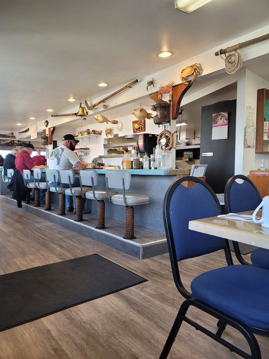 Gills By the Bay | restaurant | 77 Halibut Ave, Eureka, CA 95503, USA | 7074422554 OR +1 707-442-2554