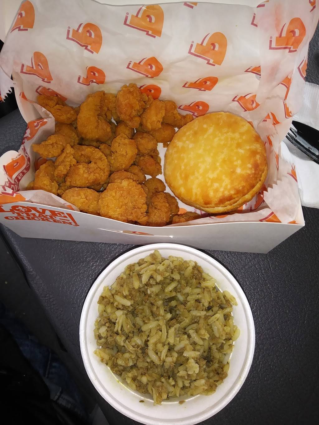 Popeyes Louisiana Kitchen | restaurant | 317 Kimberly Ave, New Haven, CT 06519, USA | 2038892957 OR +1 203-889-2957