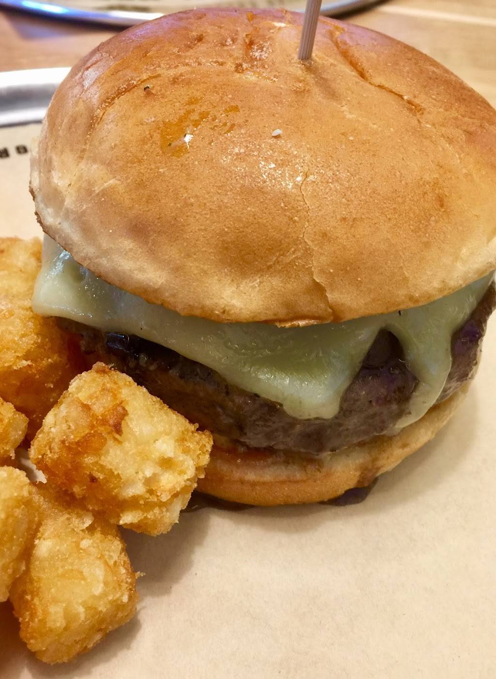 BGR The Burger Joint | restaurant | 12100 Sunset Hills Rd R7, Reston, VA 20190, USA | 5713131021 OR +1 571-313-1021