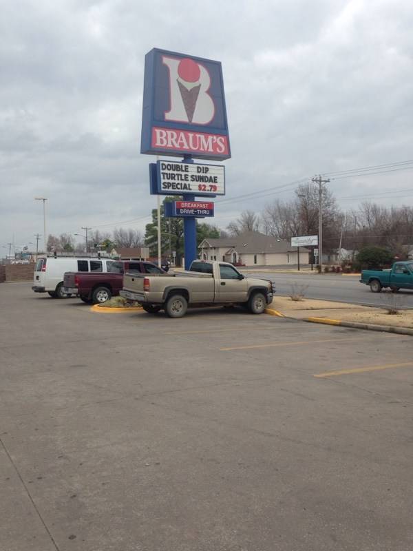 Braums Ice Cream & Burger Restaurant | restaurant | 2205 N Main St, Miami, OK 74354, USA | 9185427744 OR +1 918-542-7744