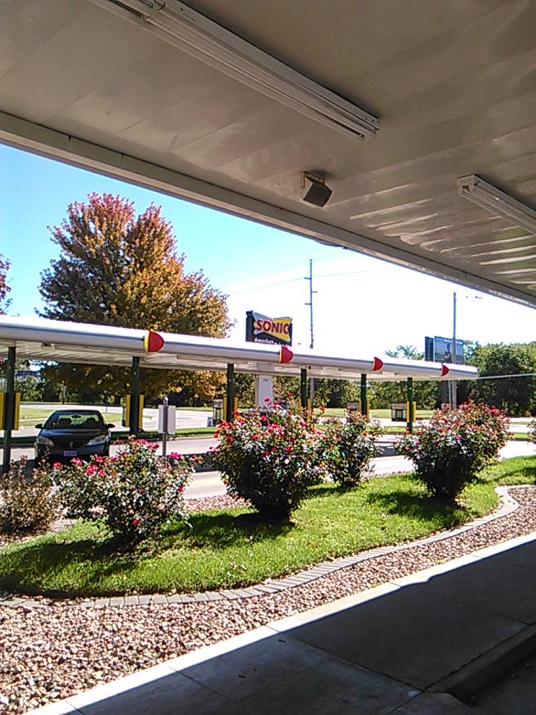 Sonic Drive-In | restaurant | 2053 SW Western Ave, Topeka, KS 66604, USA | 7853577486 OR +1 785-357-7486
