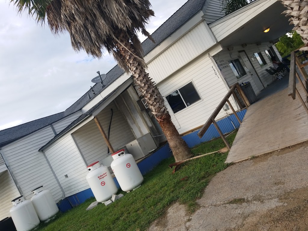 Horseshoe Bend Bar & Grill | restaurant | 7301 County Rd 203A, Liverpool, TX 77577, USA | 2815812345 OR +1 281-581-2345