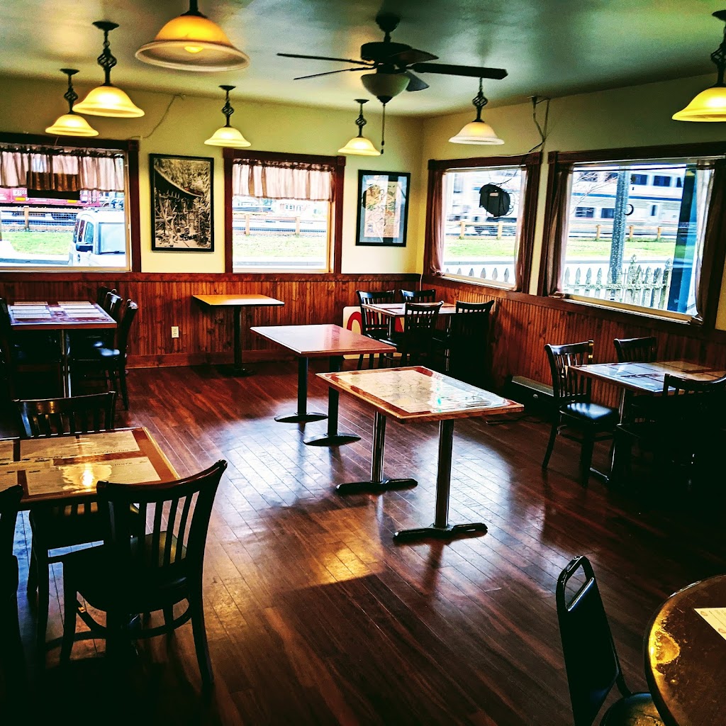 Cascadia Inn | restaurant | 210 E Railroad Ave, Skykomish, WA 98288, USA | 3606772030 OR +1 360-677-2030