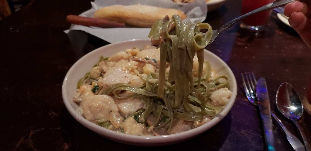 GINOs Restaurant & Bar | restaurant | 10006 Armenia Ave. North, Tampa, FL 33612, USA | 8139331089 OR +1 813-933-1089