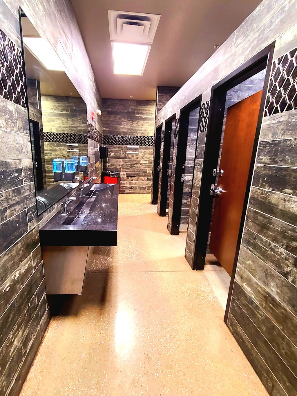 Workmans Travel Center | restaurant | 898 W Monroe Ave, Lowell, AR 72745, USA | 4794199424 OR +1 479-419-9424