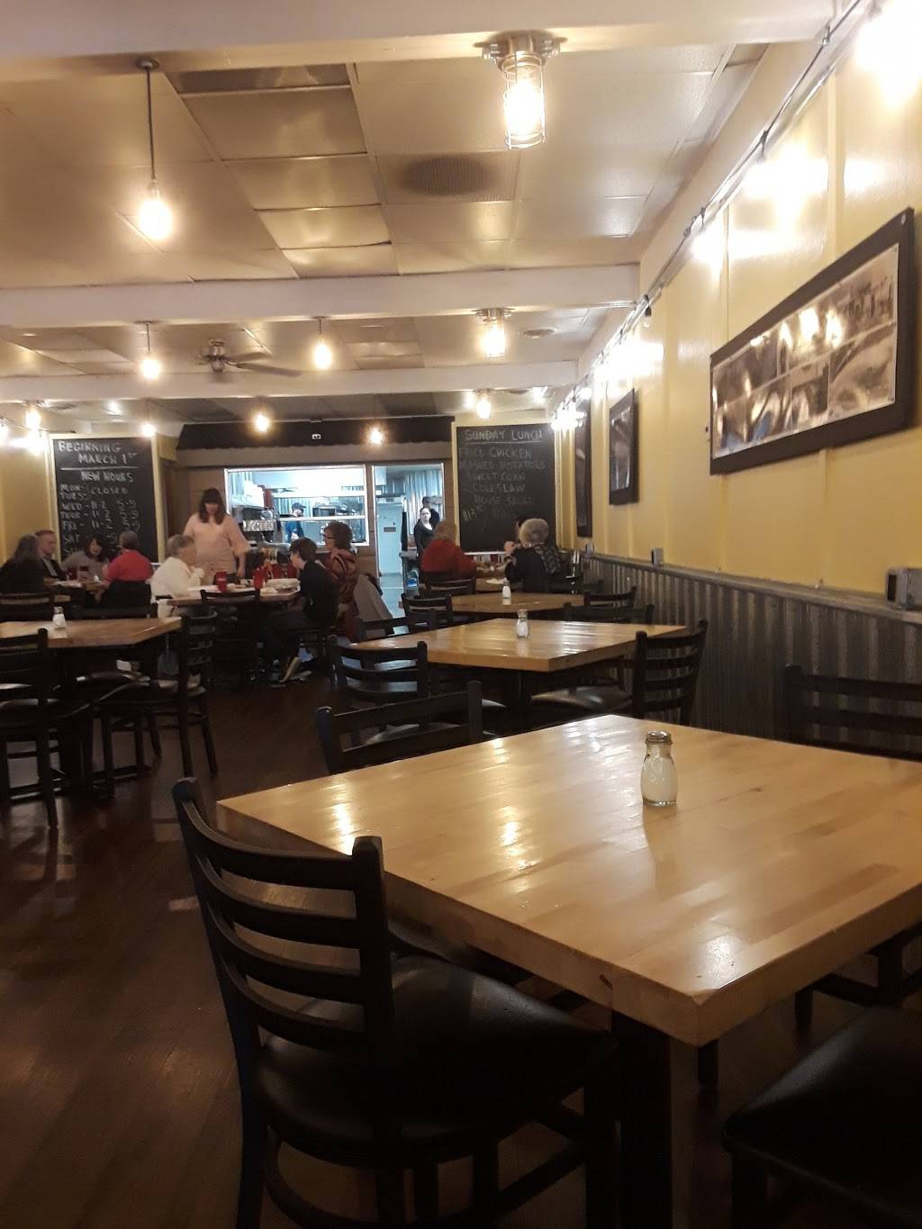 Commanders Grill | restaurant | 118 W Locust St, Boonville, IN 47601, USA | 8127150055 OR +1 812-715-0055