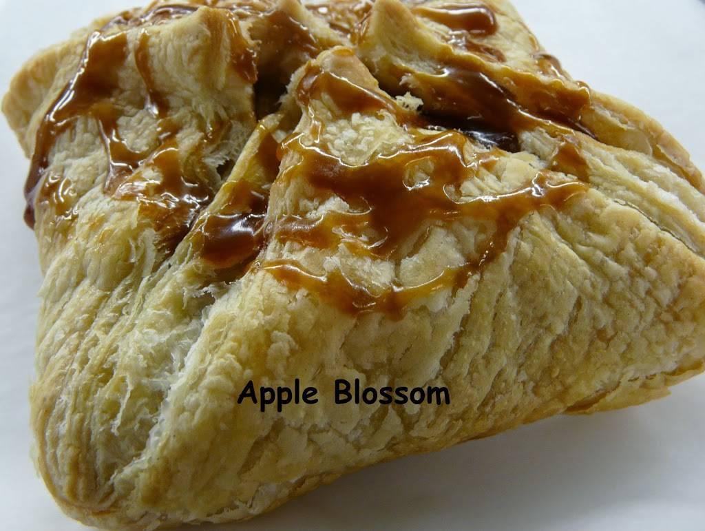 Country Mart | bakery | 3328 Buckhorn Rd, Buckhorn, ON K0L 1J0, Canada | 7056573455 OR +1 705-657-3455