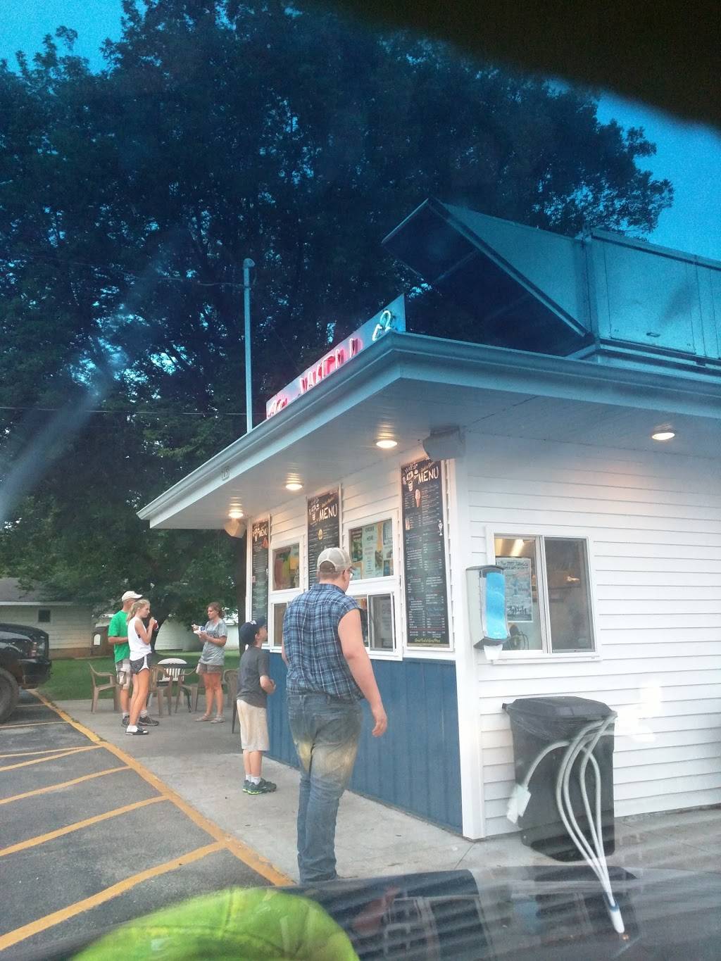 Well Drive Inn | restaurant | 9724, 705 E Main St, Winneconne, WI 54986, USA | 9205827292 OR +1 920-582-7292