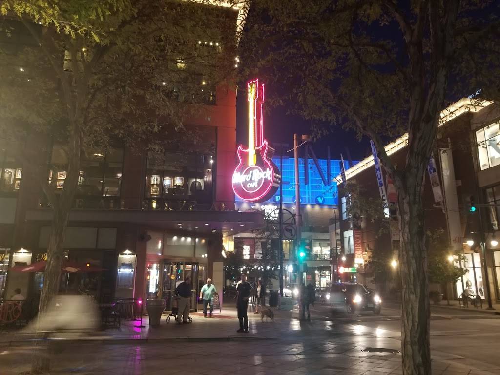 Subway | meal takeaway | 409 16th St Mall, Denver, CO 80202, USA | 3039961178 OR +1 303-996-1178