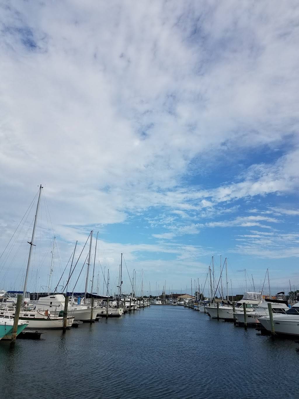 Vinings Landing Marina | restaurant | 8166 Shore Dr, Norfolk, VA 23518, USA | 7575878000 OR +1 757-587-8000