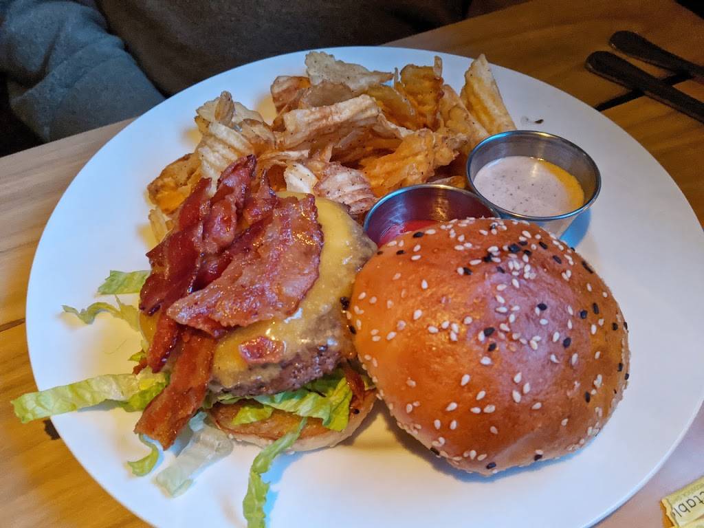 Coach House Bar & Grill | restaurant | 5103 Colley Ave, Norfolk, VA 23508, USA | 7574890389 OR +1 757-489-0389