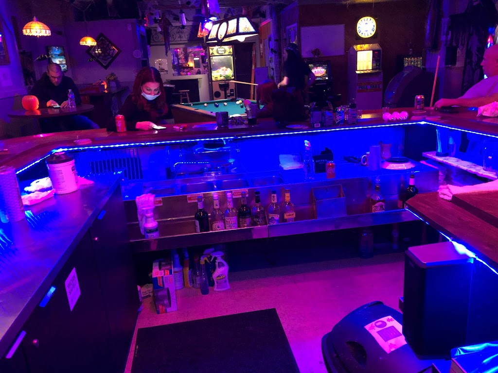 The MoneyPit Bar & Grill | restaurant | 2691 S 7th St, Milwaukee, WI 53215, USA | 4142266664 OR +1 414-226-6664