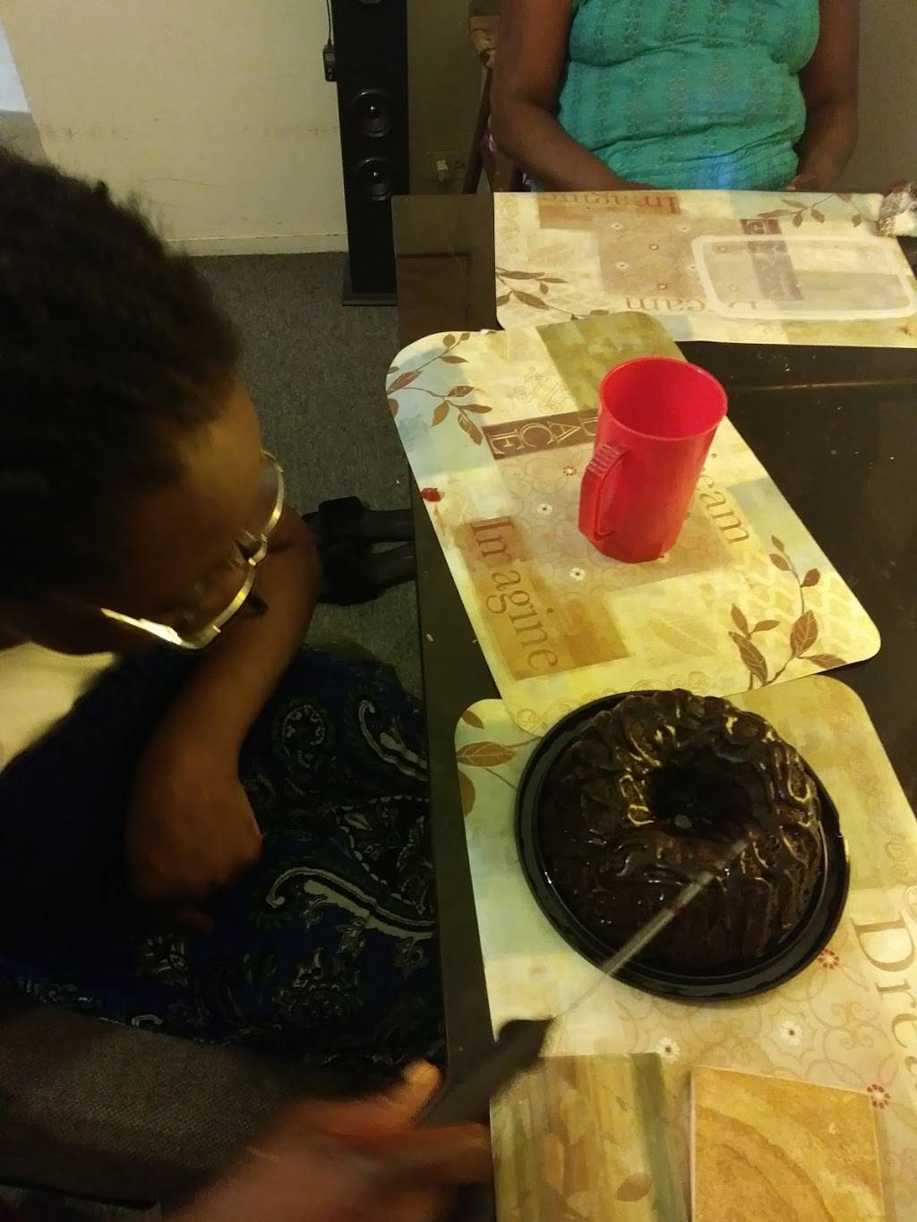 Babas Famous Steak & Lemonade | restaurant | 2101 E 71st St, Chicago, IL 60649, USA | 7733249000 OR +1 773-324-9000