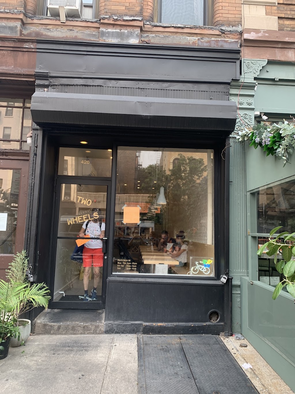 Two Wheels | restaurant | 426 Amsterdam Ave, New York, NY 10024, USA | 6464298661 OR +1 646-429-8661