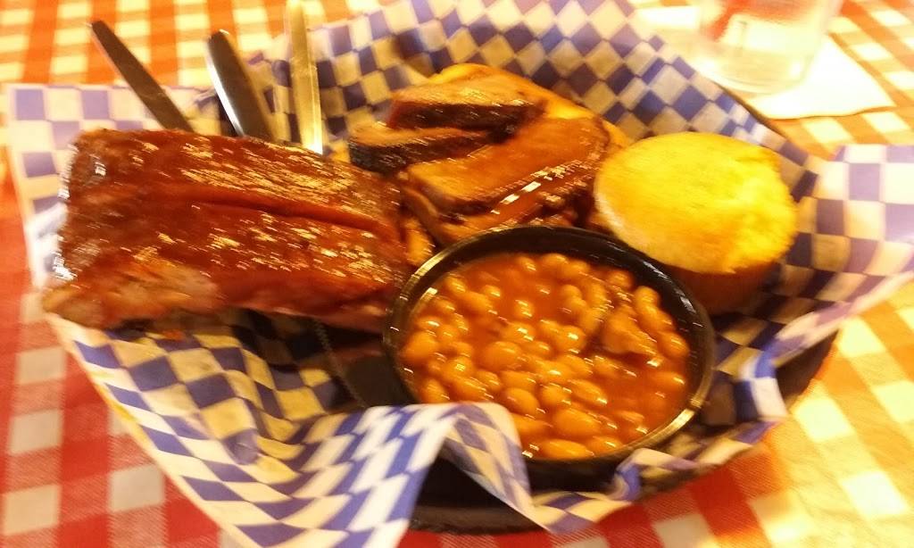 Famous Daves Bar-B-Que | restaurant | 20300 13 Mile Rd, Roseville, MI 48066, USA | 5862932900 OR +1 586-293-2900