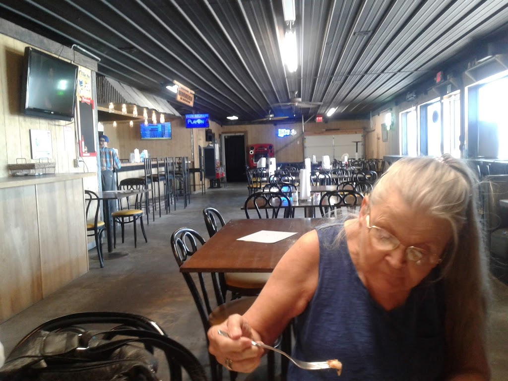 Squeegys Bar & Grill | restaurant | 100 E Front St, Claflin, KS 67525, USA | 6205883625 OR +1 620-588-3625