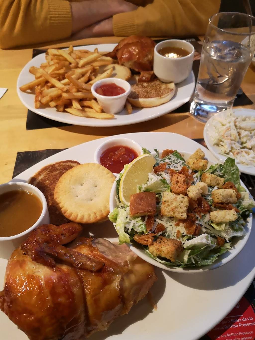 Rôtisserie St-Hubert | meal delivery | 2939 Boulevard Saint-Charles, Kirkland, QC H9H 3B5, Canada | 5143855555 OR +1 514-385-5555