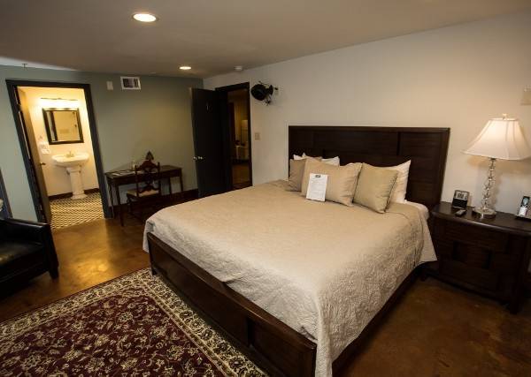 Canal Street Inn | night club | 3620 Canal St, New Orleans, LA 70119, USA | 5044833033 OR +1 504-483-3033