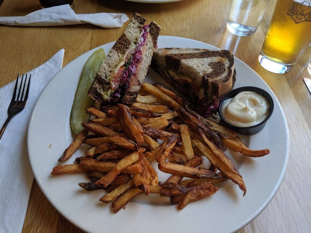 Trappeze Pub | restaurant | 269 N Hull St, Athens, GA 30601, USA | 7065438997 OR +1 706-543-8997