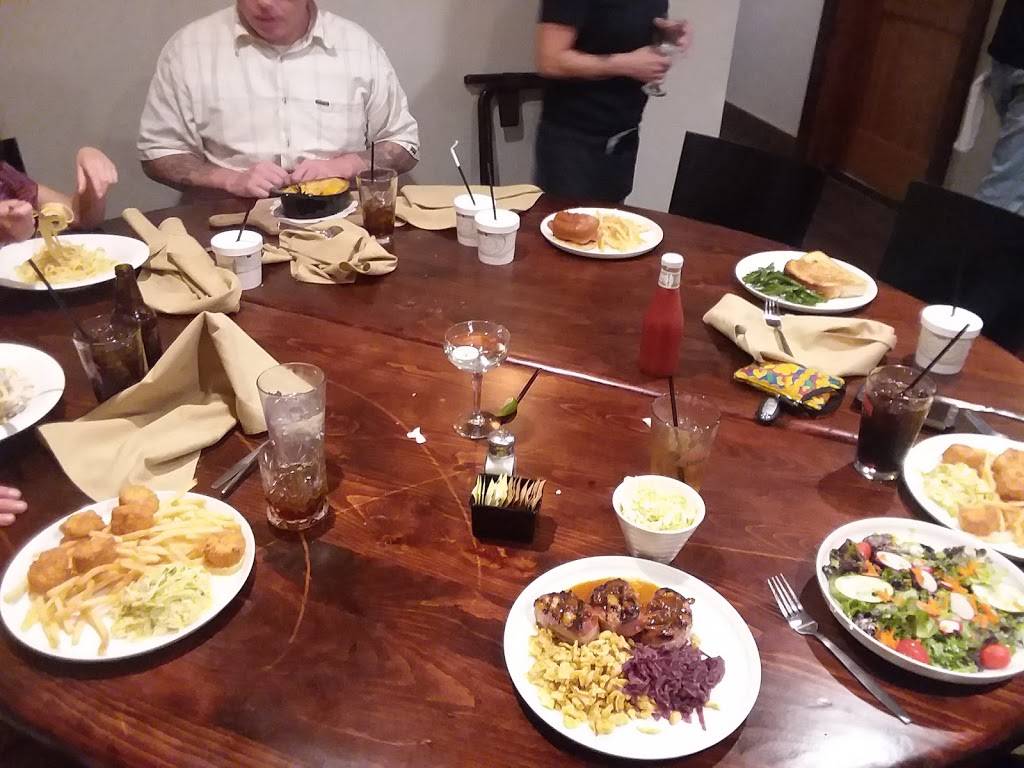 Peter Christians Tavern | restaurant | 195 Main St, New London, NH 03257, USA | 6035262964 OR +1 603-526-2964