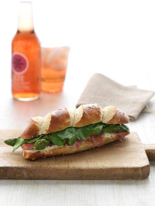 Hannahs Bretzel | meal takeaway | 131 S Dearborn St, Chicago, IL 60603, USA | 3126211111 OR +1 312-621-1111