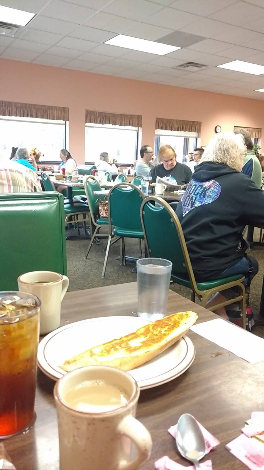 Dees Restaurant | restaurant | 1109 C Bowers Ave NW, New Philadelphia, OH 44663, USA | 3303649221 OR +1 330-364-9221