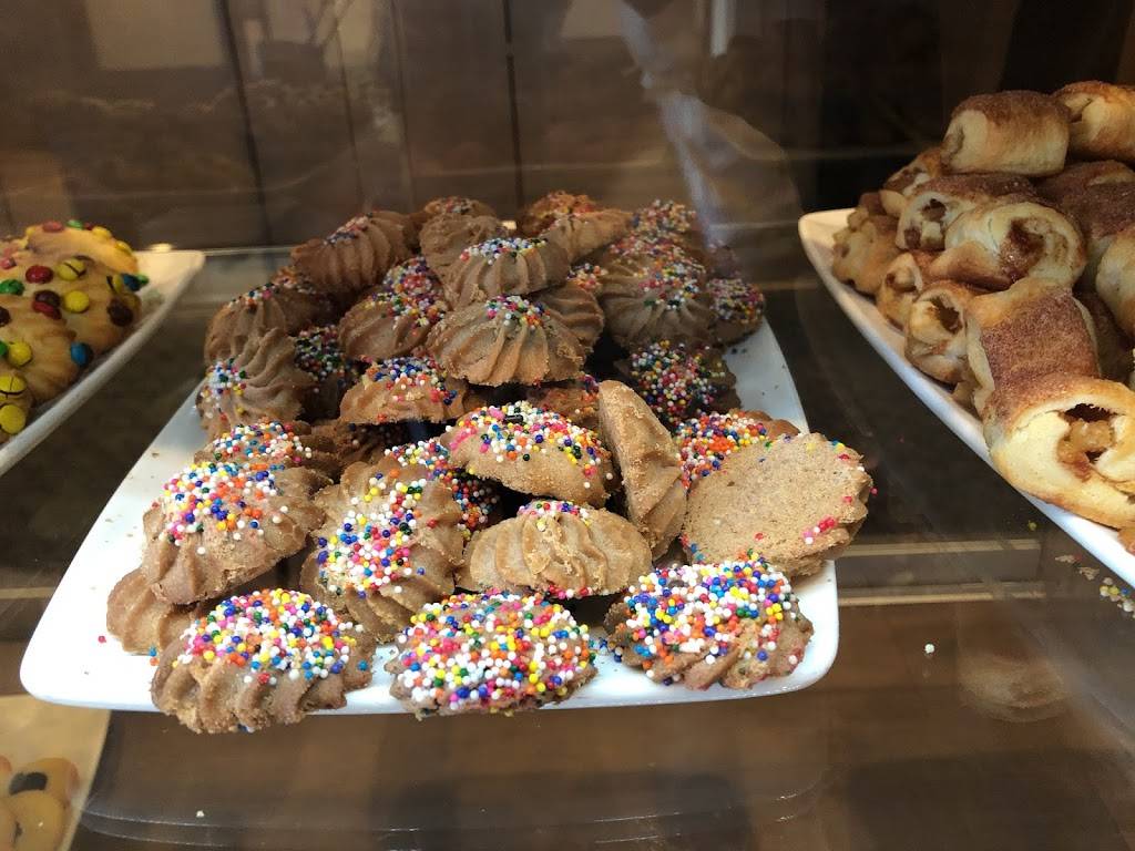 Lovis Delicatessen | bakery | 24005 Calabasas Rd, Calabasas, CA 91302, USA | 8182238777 OR +1 818-223-8777