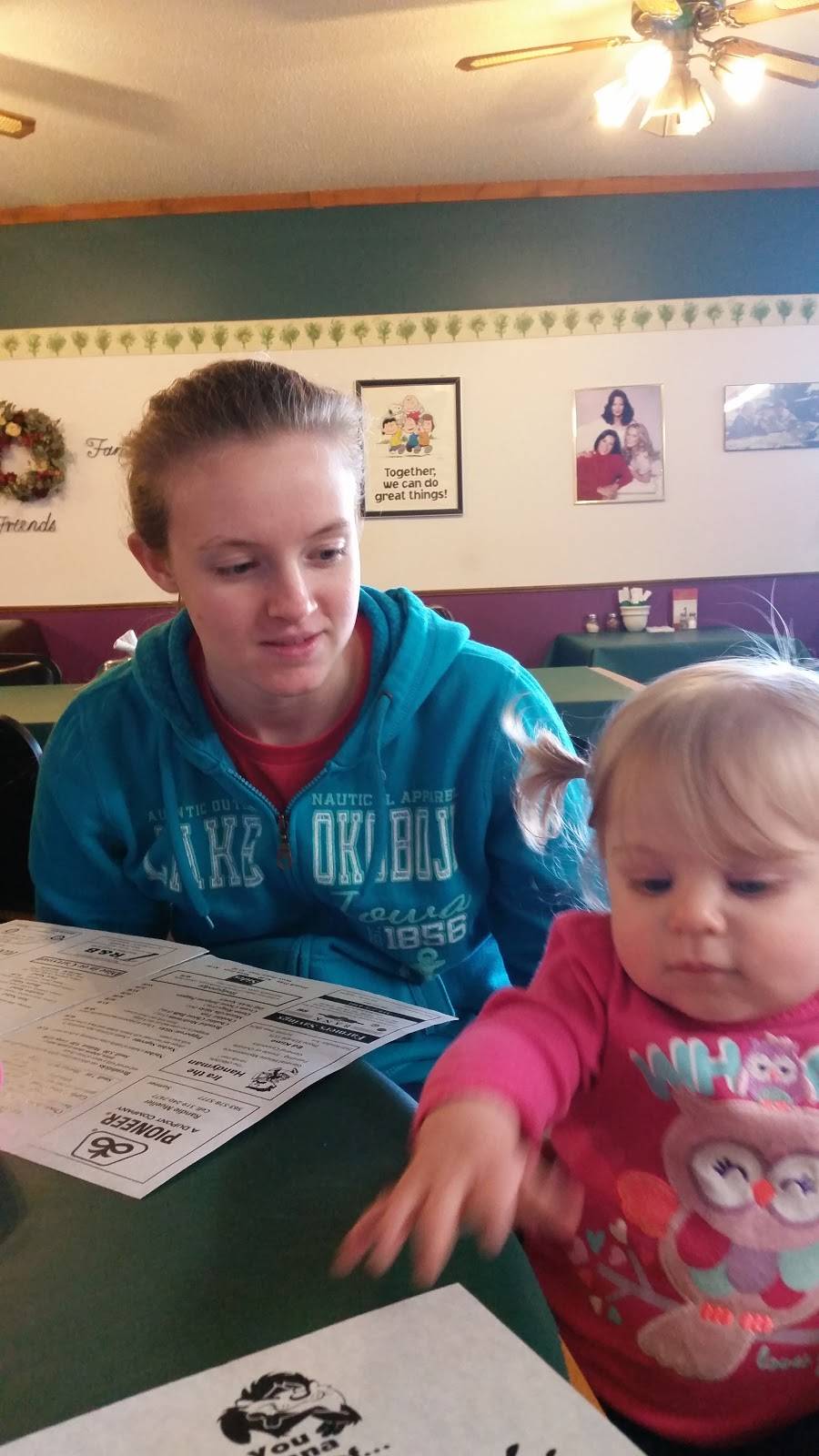 Charlies | Pizza & Bread Shop | restaurant | 1021 E 1st St, Sumner, IA 50674, USA | 5635783306 OR +1 563-578-3306