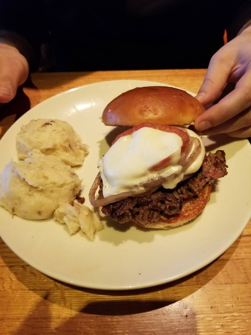 Applebees Grill + Bar | restaurant | 2720 Veterans Road West, Staten Island, NY 10309, USA | 7189431200 OR +1 718-943-1200