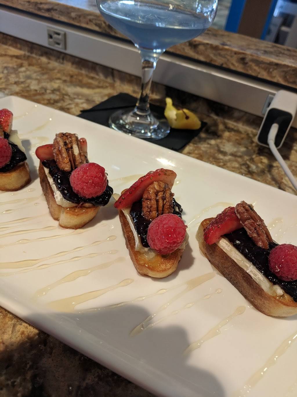 LoLo American Kitchen & Craft Bar | restaurant | Terminal 1 Concourse E, St Paul, MN 55111, USA | 6128776426 OR +1 612-877-6426